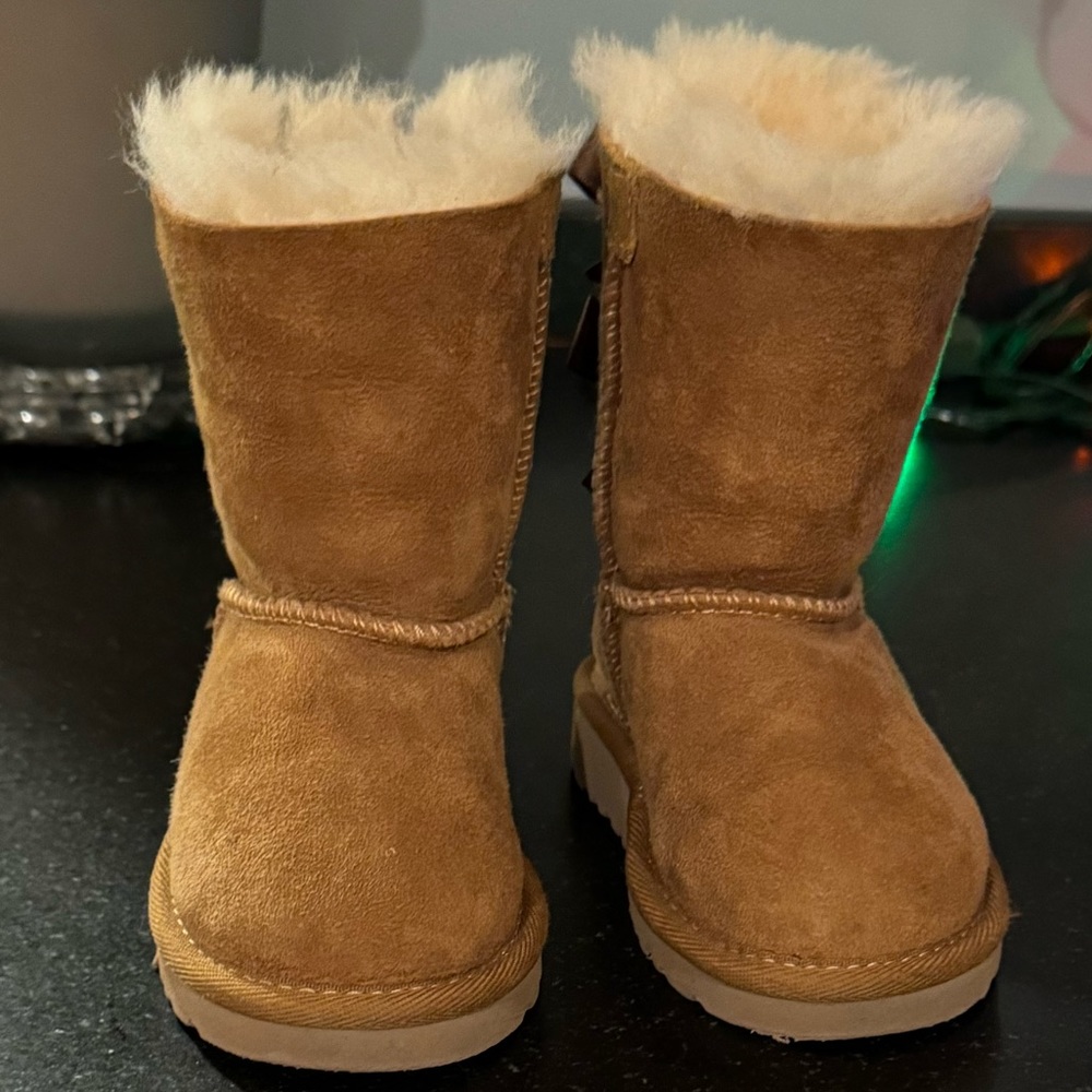 Chestnut Uggs in like new condition size 6 toddler